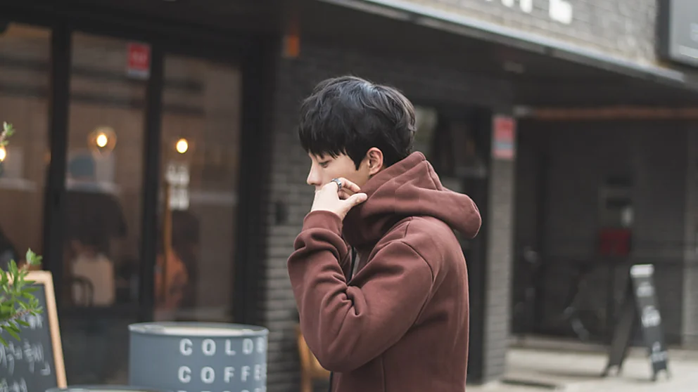 No.074 남자 전체가발은 왜 구레나룻에서 티가 날까? 옆머리 경계를 자연스럽게 맞추는 기준 남자 전체가발 착용 후 구레나룻과 귀 옆 경계를 확인하는 남성